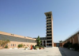 Un preso le toca el culo a una maestra y otro exhibe sus genitales a una funcionaria en la cárcel de Alhaurín