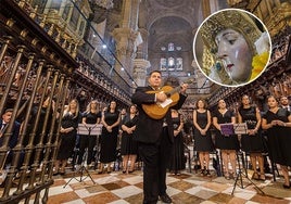 El director Alberto Zumaquero, en primer término, con el resto del coro de la Real Hermandad de Málaga.
