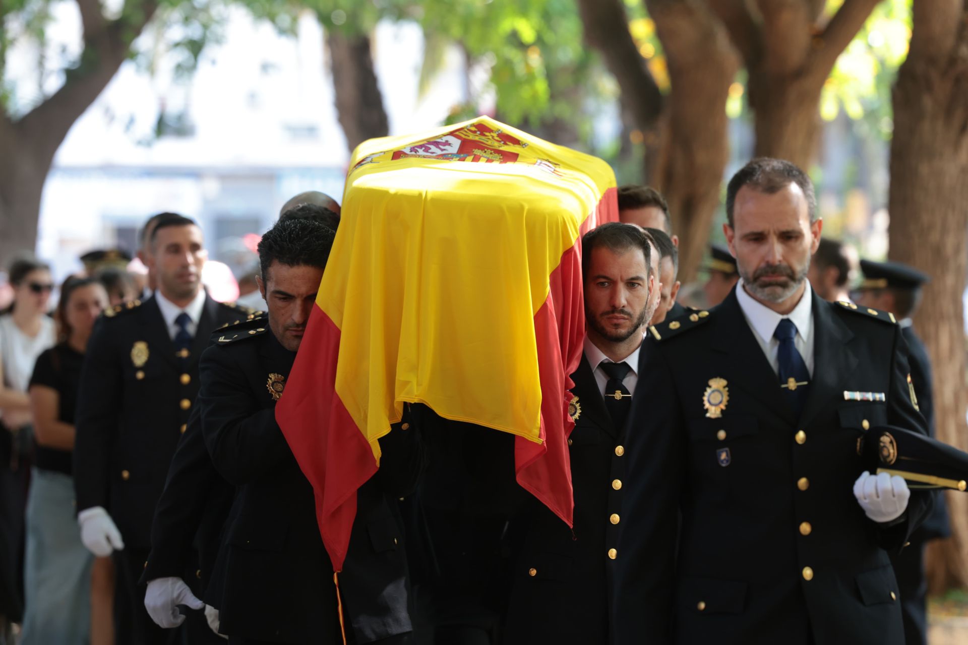 El adiós de la Policía a Antonio: la Comisaría recibe su féretro para imponerle la medalla roja