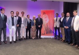 Toreros y autoridades durante la presentación de los carteles.