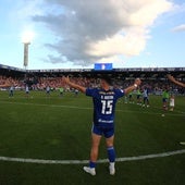 Los jugadores de la Ponferradina rodean el círculo central tras el último partido liguero en El Toralín.