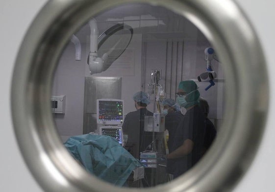 Médicos en una operación.