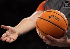 Los árbitros del duelo definitivo entre el Unicaja y el Barcelona