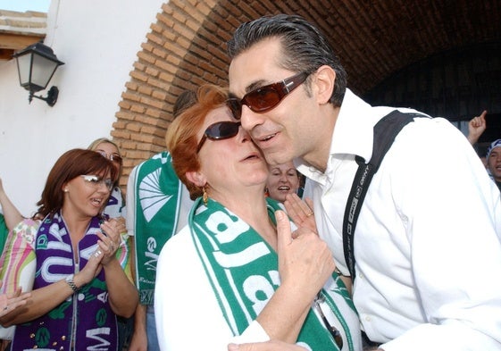 Sergio Scariolo, felicitado por una aficionada en el aeropuerto en 2005 tras eliminar al Valencia.