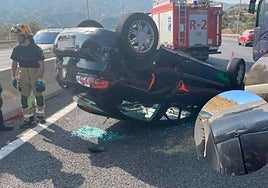Encuentran un coche tiroteado y al conductor herido de bala en la autovía, a la altura del Limonar, tras un accidente