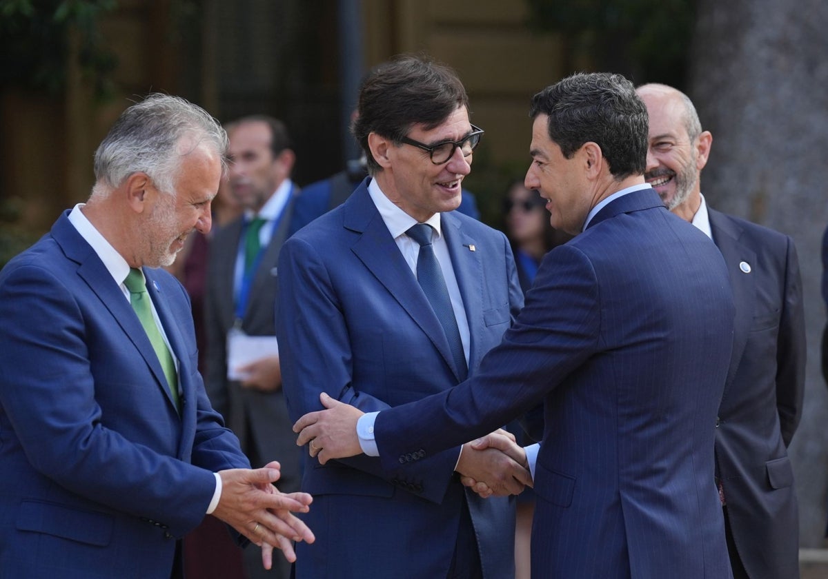 Salvador Illa recibe a Juanma Moreno el pasado viernes al inicio de la Conferencia de Presidentes.