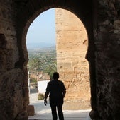 El arco de herradura del castillo ubicado en el cerro de las Torres.