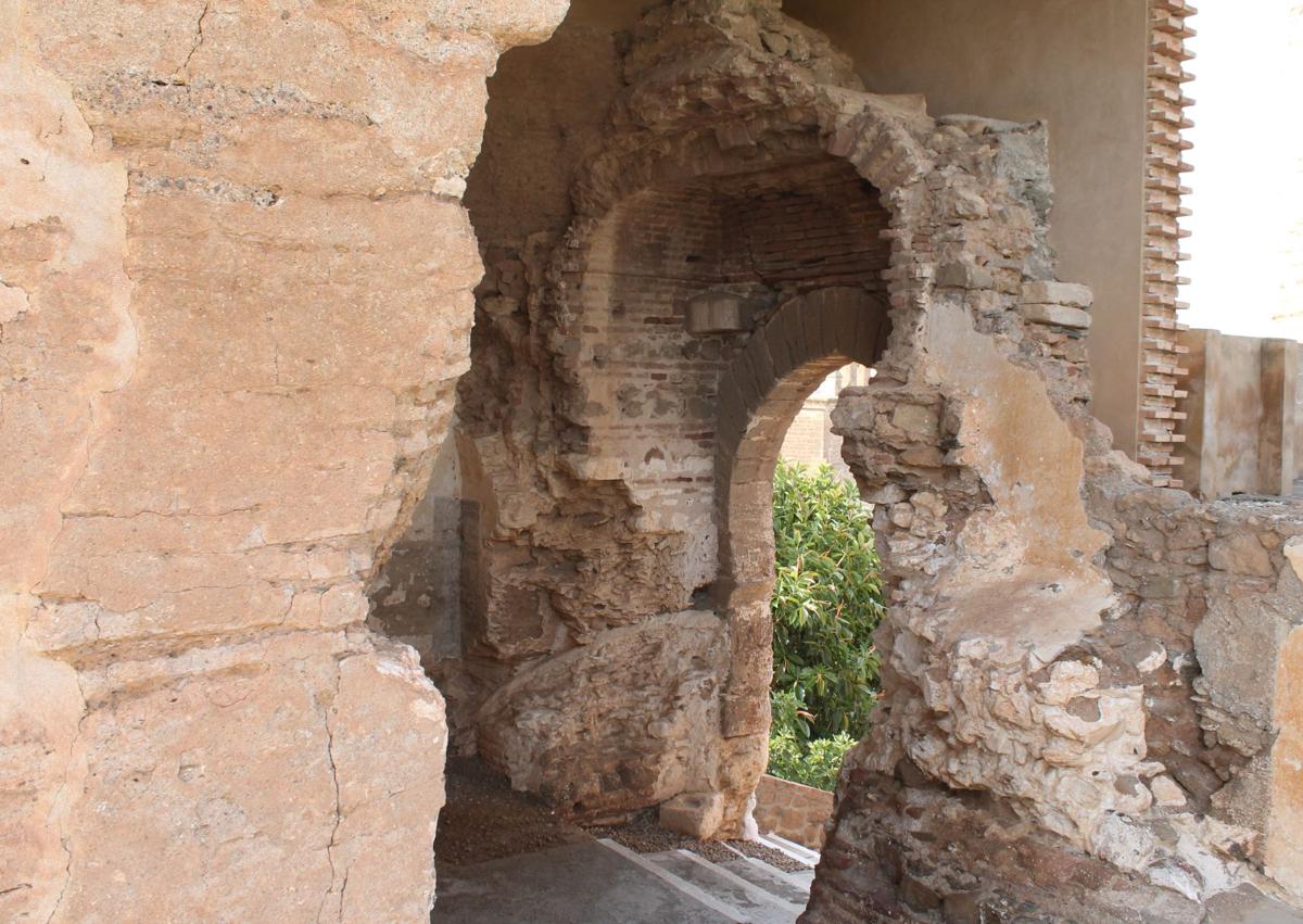 Imagen secundaria 1 - Este elemento arquitectónico es del período nazarí y el arco está integrado en una puerta en un recodo del castillo.