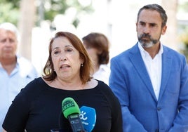 Dani Pérez junto a María del Carmen Martín, el viernes ante el Ayuntamiento de Málaga.