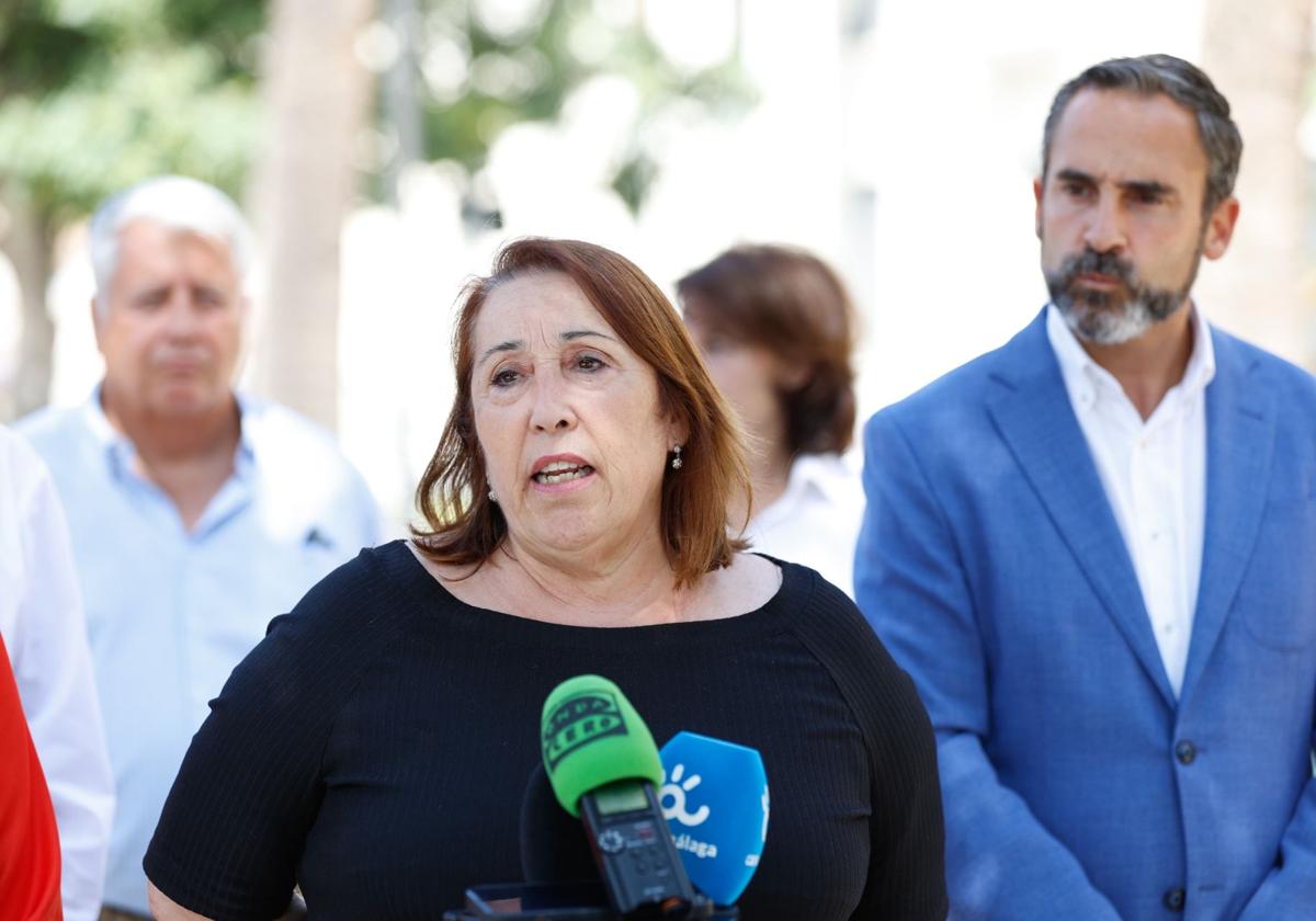 Dani Pérez junto a María del Carmen Martín, el viernes ante el Ayuntamiento de Málaga.