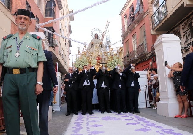 La Virgen del Rocío pasando por una alfombra de sal, en la calle Lagunillas.