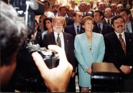 En primer plano, Martín Toval, Villalobos y Antonio Romero. Detrás, Ana Rico, De la Torre, Vázquez Alfarache y Juanma Moreno, con el resto de concejales de la Corporación de 1995, la primera del PP.