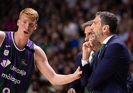 Ibon Navarro hablado con Alberto Díaz durante el partido.