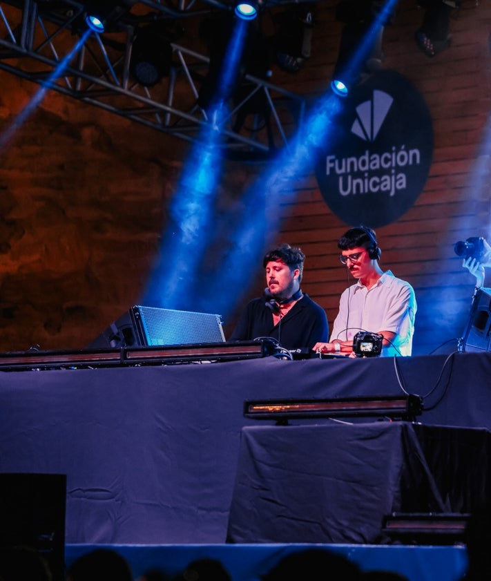 Imagen secundaria 2 - La primera imagen muestra a The Blaze; la segunda, el escenario del Castillo Sohail; en pequeño, Miguel Payda y Agustin Giri.