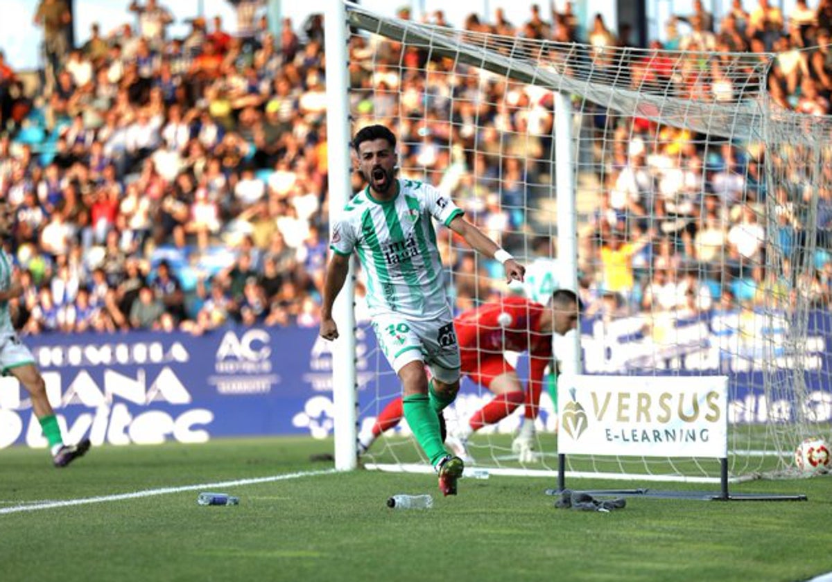 La afición del Antequera recibe a sus jugadores al regreso de Ponferrada