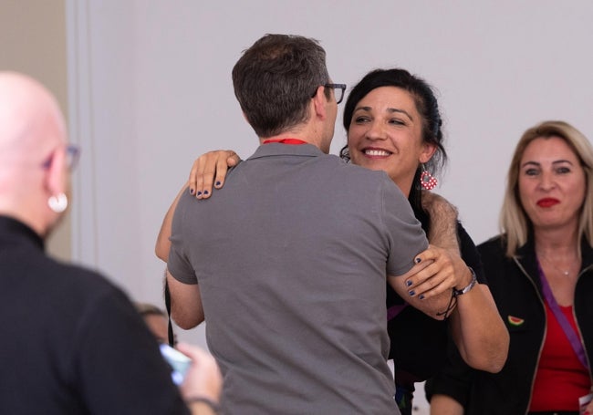 Morillas recibe el abrazo de felicitación del líder regional, Toni Valero.
