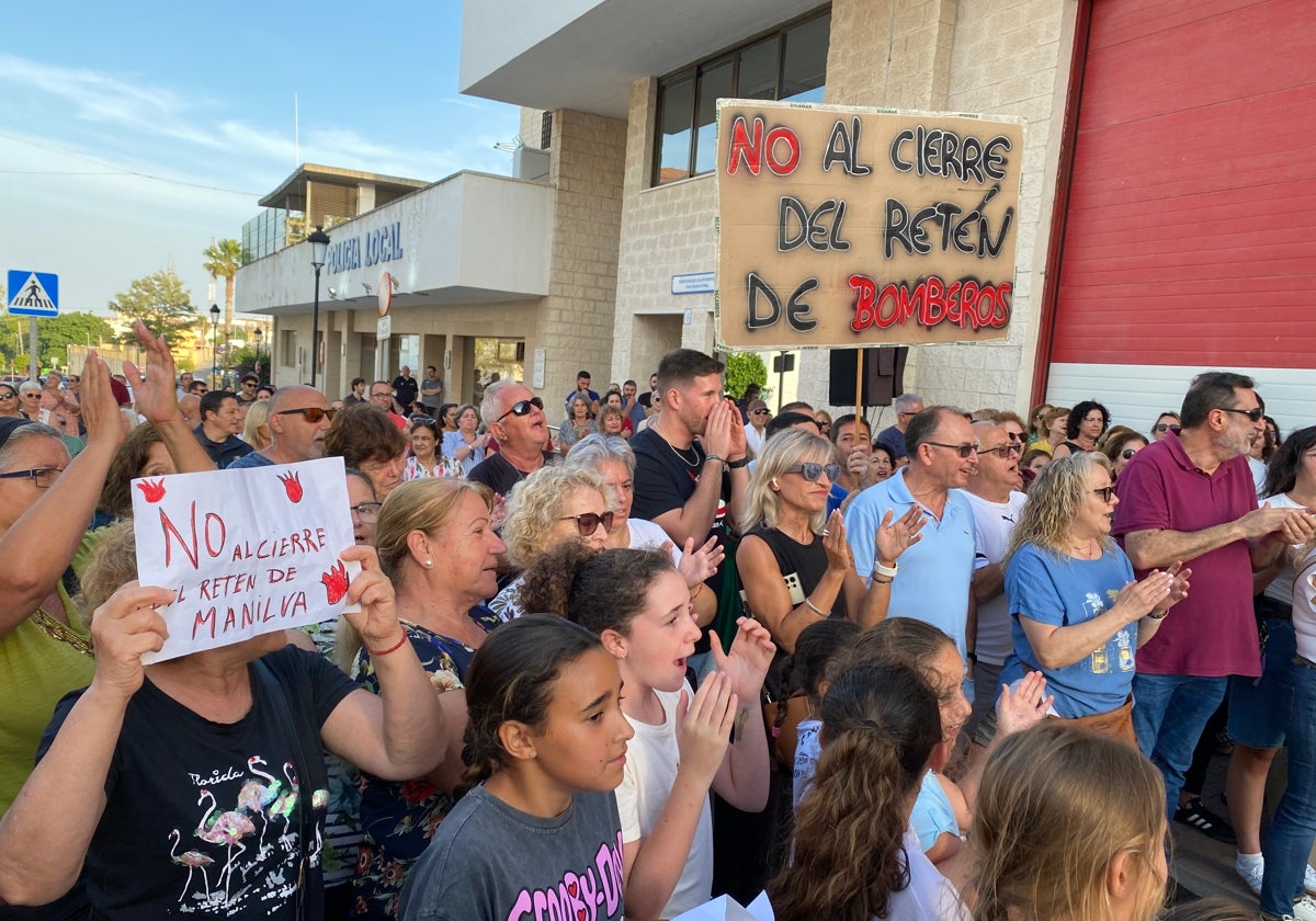 Vecinos y vecinas de Manilva se concentraron ayer por la tarde en contra del cierre del retén de bomberos.