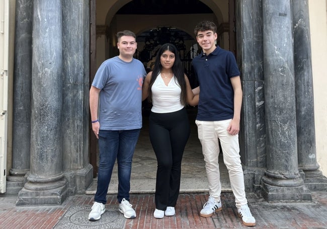 Pablo González, Kelly Corina Tabango y Manuel Jesús Castillo, los tres premiados de la edición.