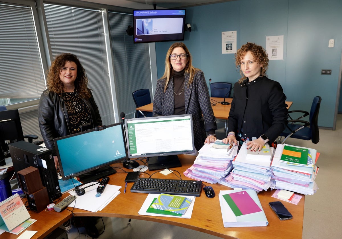 Las magistradas María Concepción Montoya, Paloma Martín y María del Carmen Gutiérrez, especializadas en la lucha contra la lacra machista en Málaga.