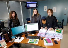Las magistradas María Concepción Montoya, Paloma Martín y María del Carmen Gutiérrez, especializadas en la lucha contra la lacra machista en Málaga.