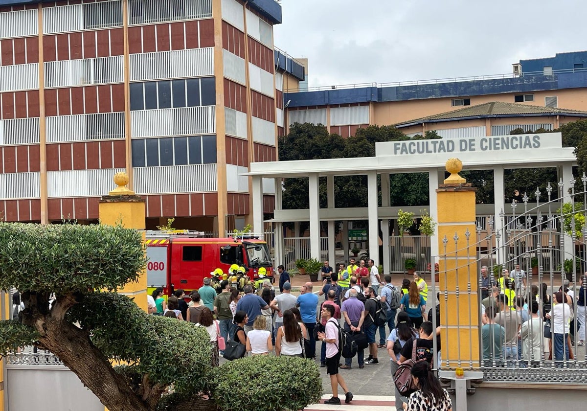 Desalojan la Facultad de Ciencias por un fuerte olor a gas que procede del sistema de saneamiento