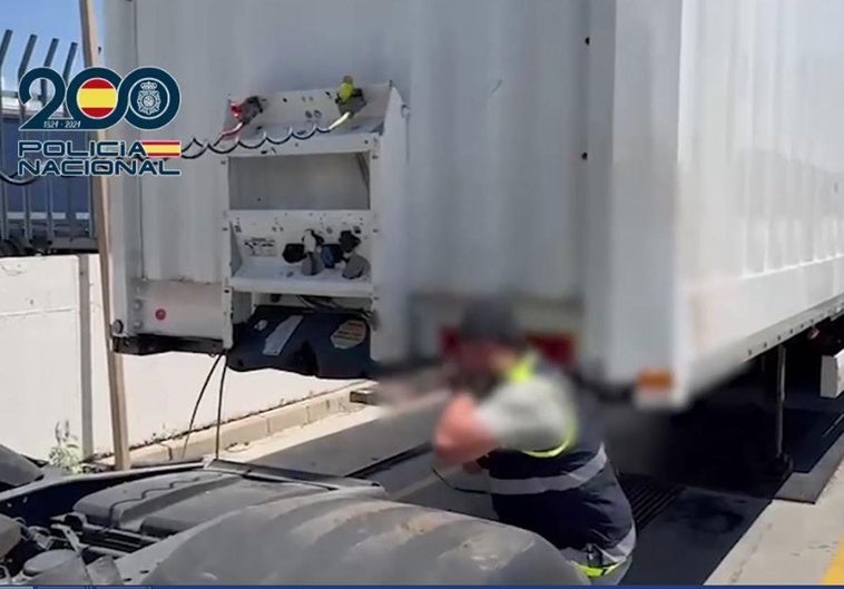 Prisión para cuatro detenidos tras hallar 360 kilos de hachís ocultos en un camión en Málaga
