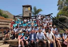 Foto de familia con alumnos de los colegios participantes.