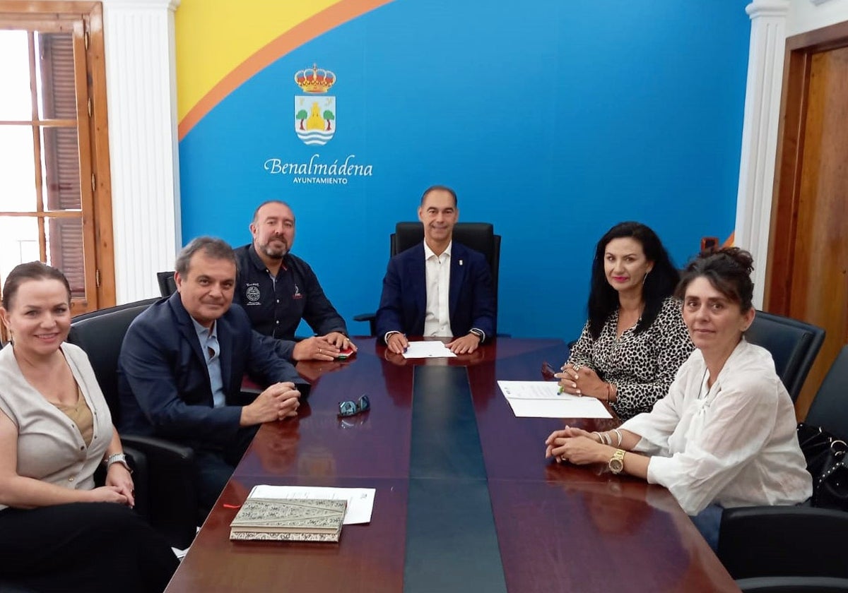 Encuentro entre el alcalde y miembros de su equipo con los empresarios.