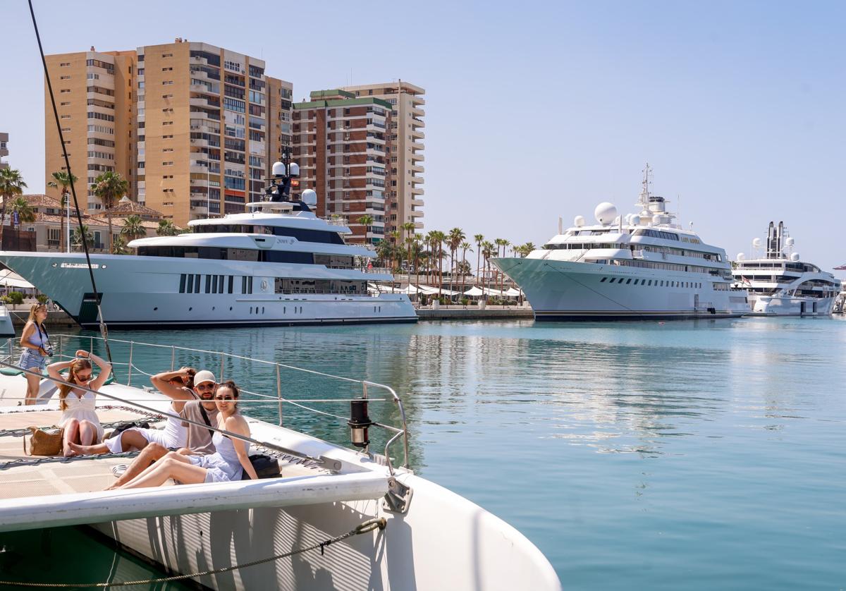 La marina de megayates de Málaga cuelga el cartel de completo