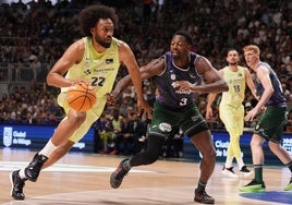 Melvin Ejim defiende a Jabari Parker en el partido del pasado domingo.