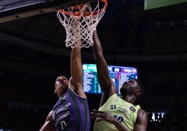 Tyson Pérez palmea un balón en la canasta rival en la prórroga.