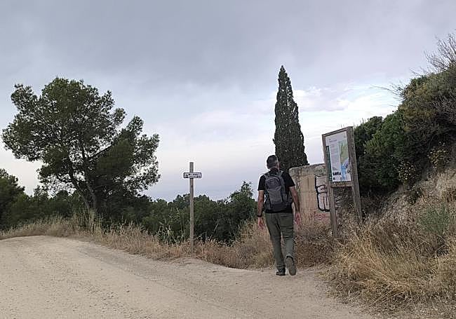 Desvío por el sendero que baja a la playa del Cañuelo.