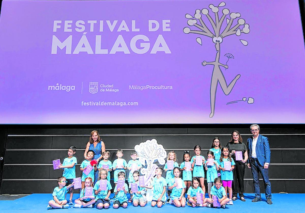 Los alumnos del CEIP Jacaranda, con Bravo, Pineda y Vigar.
