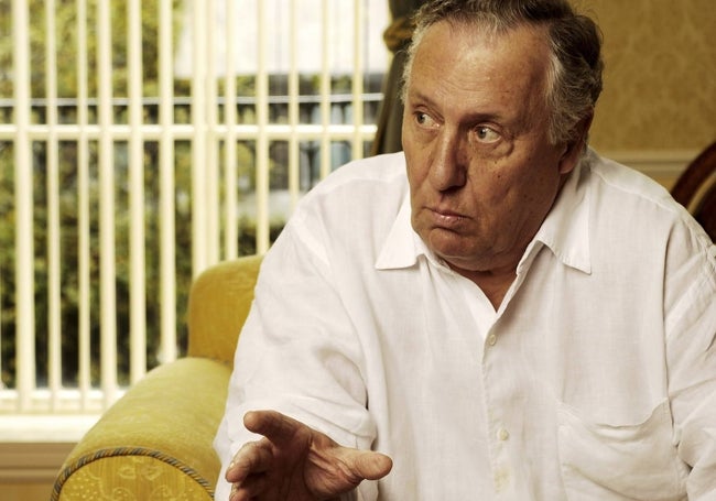 Frederick Forsyth hizo recuento de su vida en el libro de memorias 'El intruso', publicado en 2015.