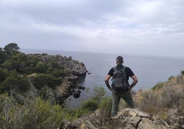 Esta ruta pasa junto a algunos de los enclaves más espectaculares de los Acantilados de Maro.