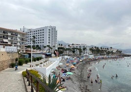 Imagen de archivo de la nerjeña playa de La Torrecilla, con la plaza de Los Cangrejos al fondo.