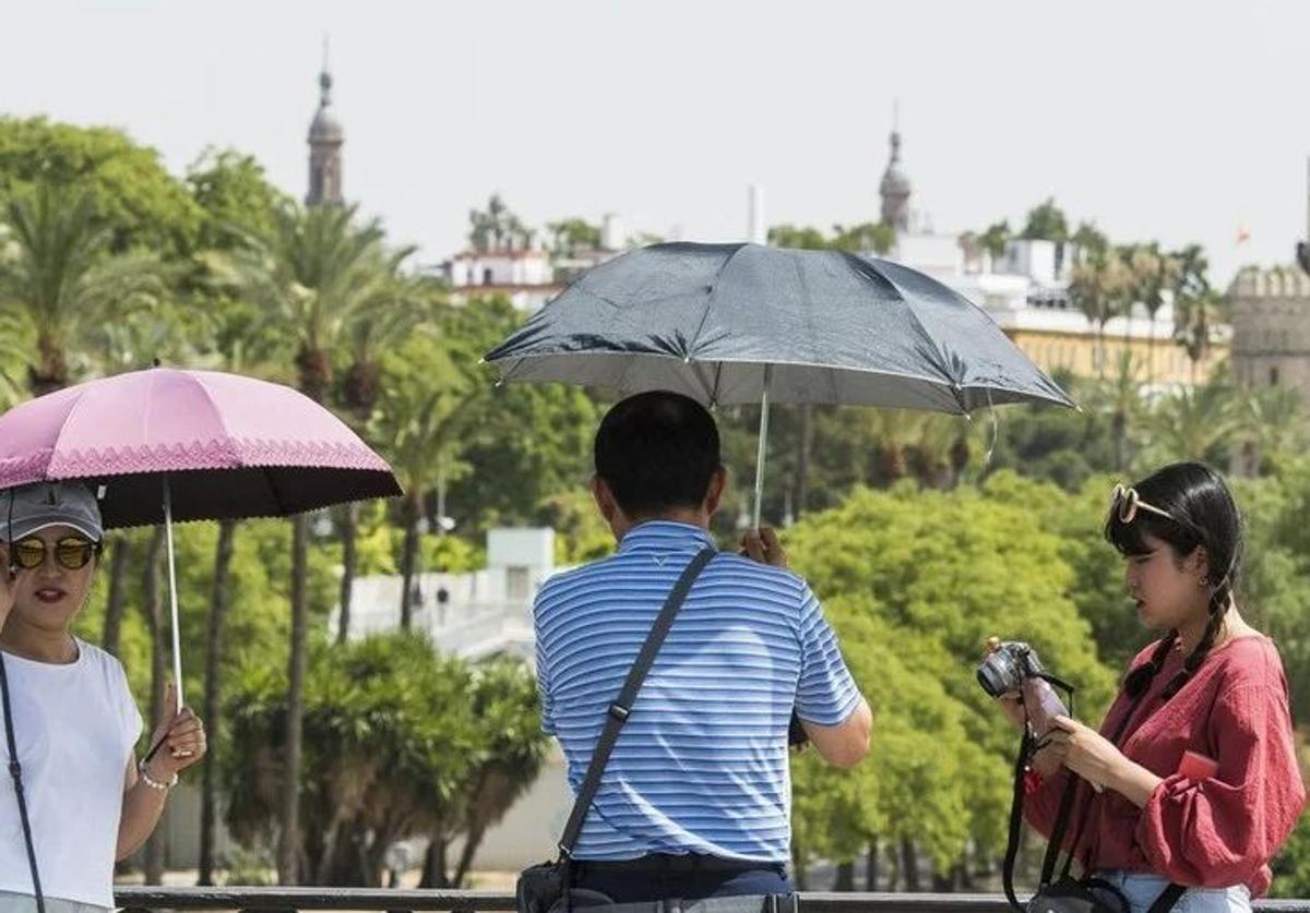 Martes loco en Andalucía: avisos por calor, posibles chubascos, tormentas y calima