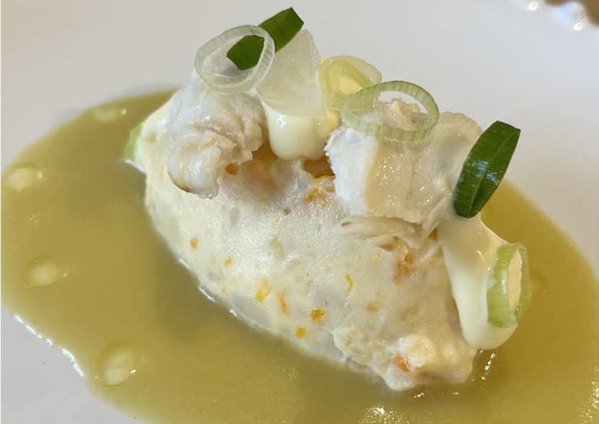 Imagen secundaria 1 - Arriba, parte de la zona inferior del establecimiento. Abajo, patata aliñá con cangrejo y aguacate asado-glaseado con lomo de atún.