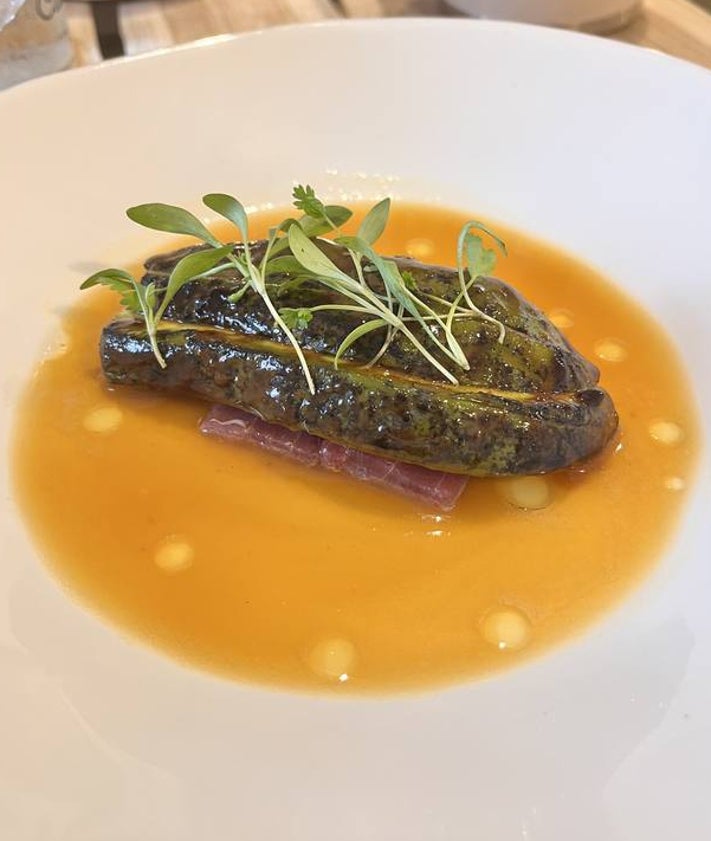 Imagen secundaria 2 - Arriba, parte de la zona inferior del establecimiento. Abajo, patata aliñá con cangrejo y aguacate asado-glaseado con lomo de atún.