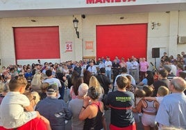 Imagen de la concentración en Manilva el pasado 9 de junio pidiendo que no se cierre el retén de bomberos.