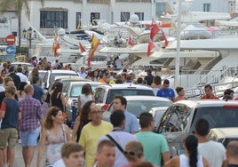 Vista del paseo y de la zona de atraques de yates en Puerto Banús.