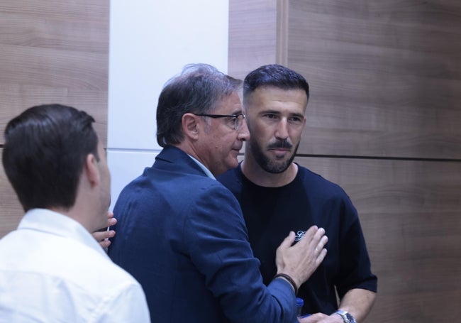 Dioni saluda a Loren Juarros al término de su comparecencia.