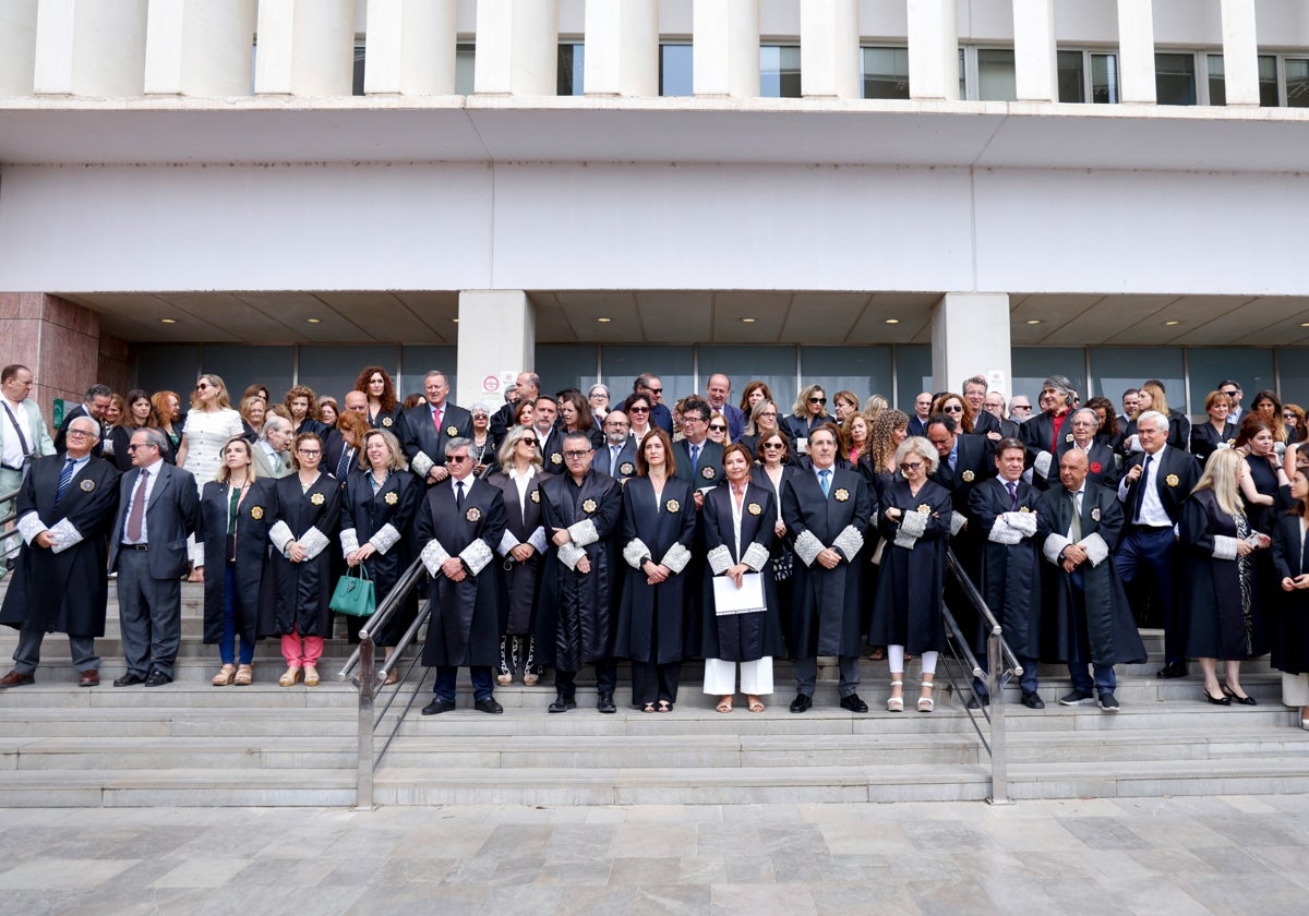 Un instante de la concentración protagonizada por los jueces y fiscales malagueños.