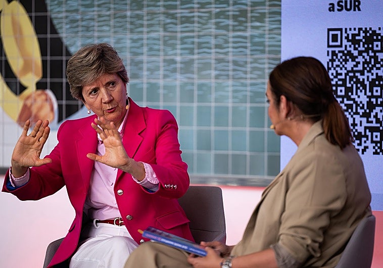 María Jesús Álava en el Aula de Cultura de SUR, junto a Toñi Moreno.