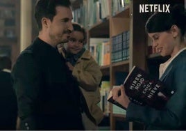 Escena de 'La chica de nieve', con Javier Castillo y su hija Gala, junto a Milena Smit.