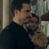 Escena de 'La chica de nieve', con Javier Castillo y su hija Gala, junto a Milena Smit.