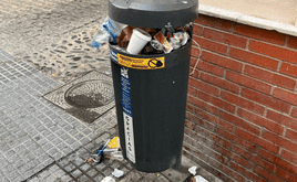 Vista de papeleras en Ollerías a rebosar.