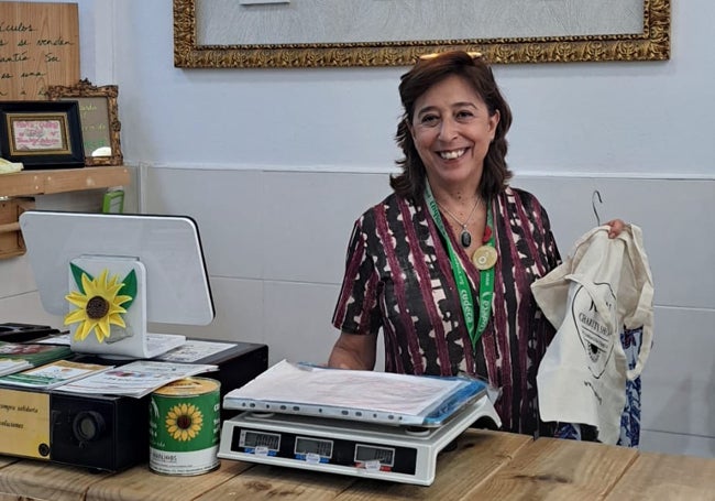 María Teresa Martín, trabajando en la tienda de Cudeca del Paseo de los Tilos.