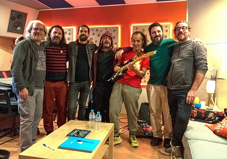La banda, con El Kanka y Manolo Toro.