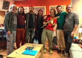 La banda, con El Kanka y Manolo Toro.